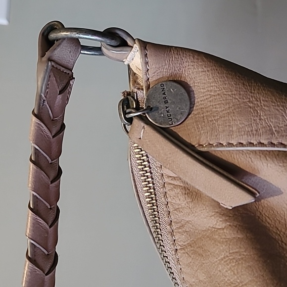 Lucky Brand soft leather shoulder hobo bag neutral tan EUC medium sized pockets - Picture 2 of 11